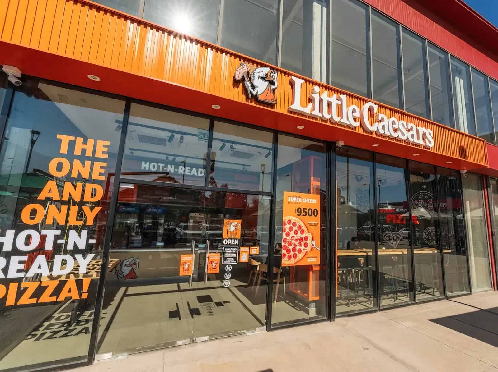 Fachada de un local comercial ejecutado por COESA