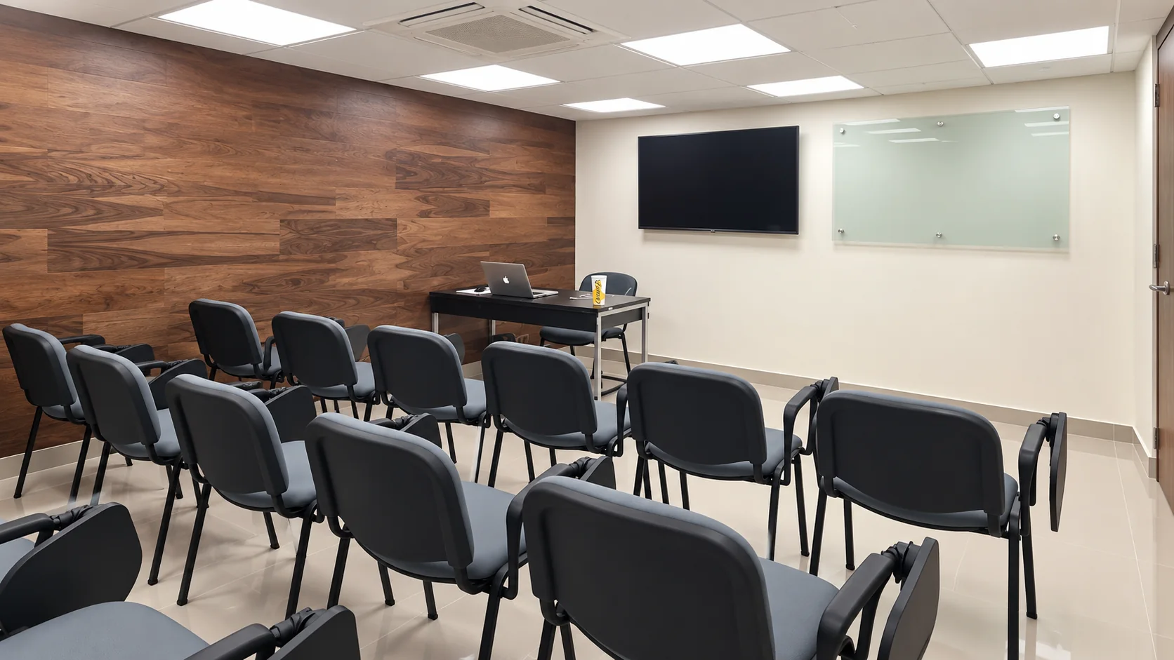 Frente de exposición de la sala de capacitación Carl's Jr. desarrollada por COESA