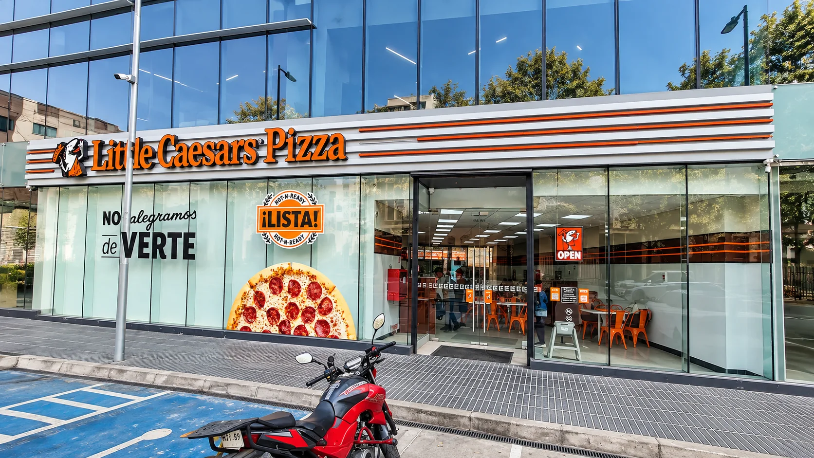Acceso y vitrina del local Little Caesars Las Tranqueras ejecutado por COESA